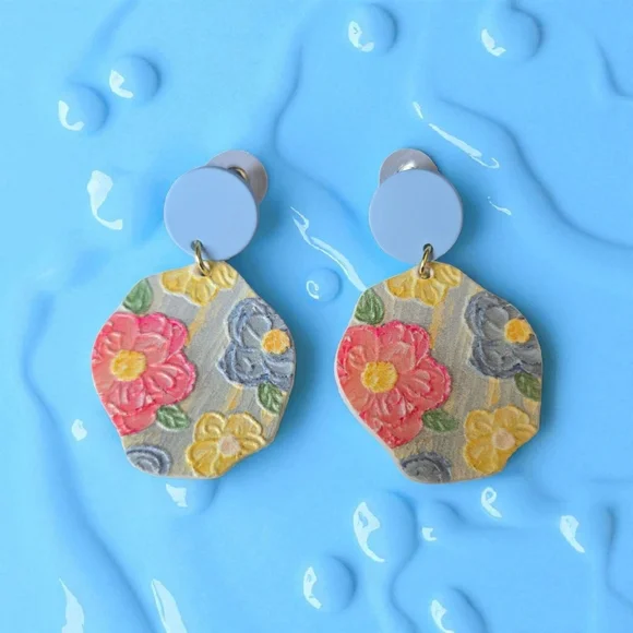 Flowerful‎ Colorful Embossed Acrylic Earrings with Blue Studs - Picture 4 of 12